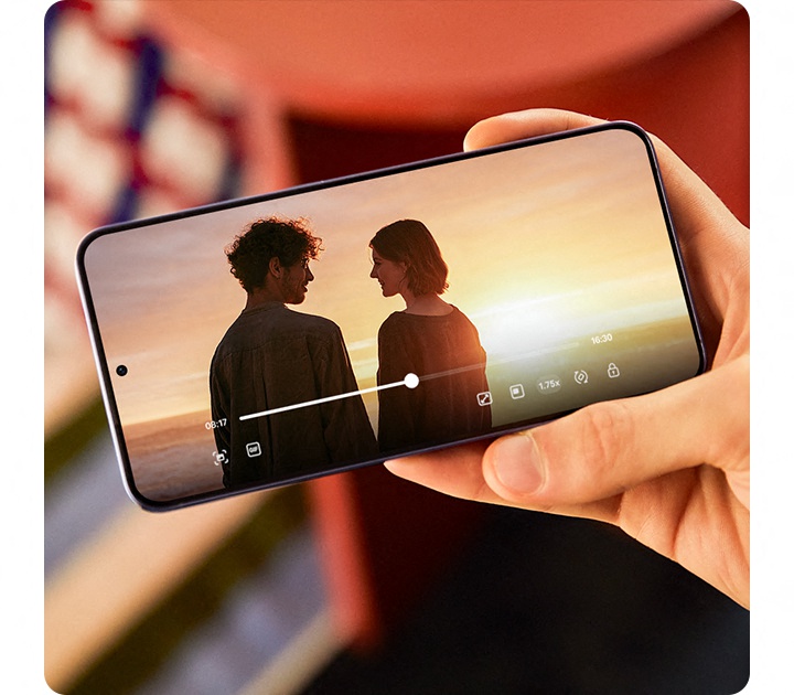 Ein Galaxy S24+ wird im Freien in das Sonnenlicht gehalten. Auf dem Display wird ein Video mit satten Farben und hohem Kontrast abgespielt.