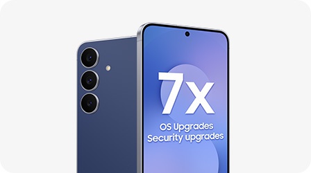 Zu sehen ist Samsung Galaxy S25 FE Smartphone in Navy von hinten mit seinen drei Rckkameras. Auf dem Display ist der Schriftzug 