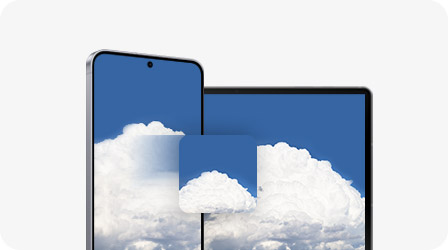 Ein Samsung Smartphone und ein Samsung Tablet zeigen dasselbe Bild eines blauen Himmels mit weien Wolken. Damit veranschaulichen sie die 
