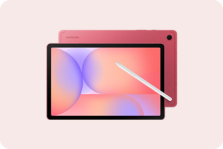 Zu sehen ist ein Samsung Galaxy Tab S10 Lite in Pink mit seinem Frontdisplay. Ein weier Stift wurde diagonal ber das Display gelegt. Die Rckseite des Tablets ist teilweise sichtbar und zeigt das Samsung Logo sowie eine einzelne Rckkamera.