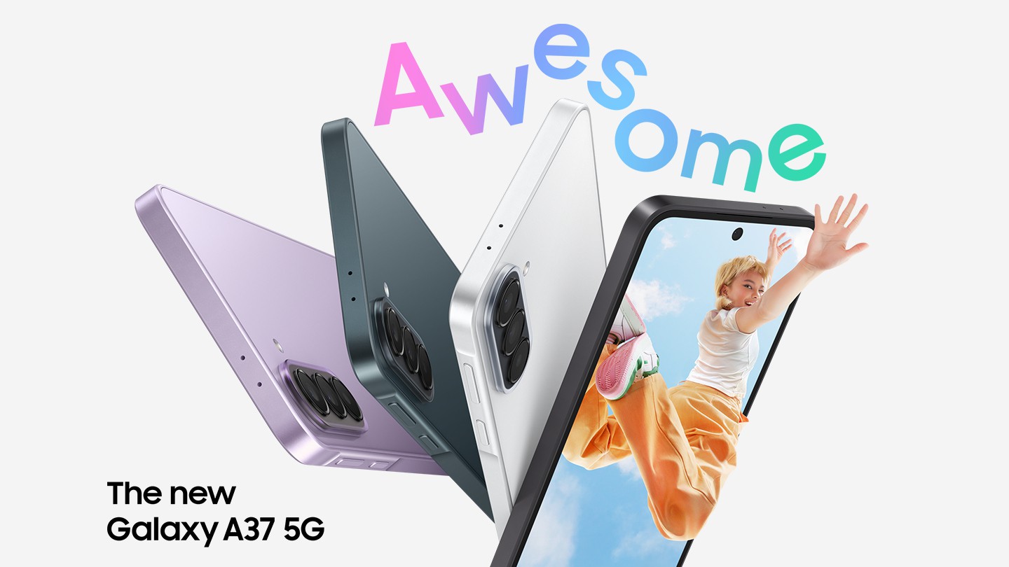 Zu sehen sind ein Galaxy A37 5G in Awesome Lavender, ein Galaxy A37 5G Awesome Graygreen und ein Galaxy A37 5G in Awesome White von hinten und im Seitenprofil. Dabei werden das schlanke Design und das dreifache Kamerasystem auf der R�ckseite unterstrichen. Ein Galaxy A37 5G in Awesome Charcoal ist leicht nach rechts ausgerichtet, mit einem farbenfrohen Bild auf seinem Display. Eine junge Frau springt in die Luft. Ihre Hand ragt aus dem Display heraus. Awesome. Top-Leistung. Top-Preis. Deutschlands Nr. 1 Serie in ihrer Klasse.