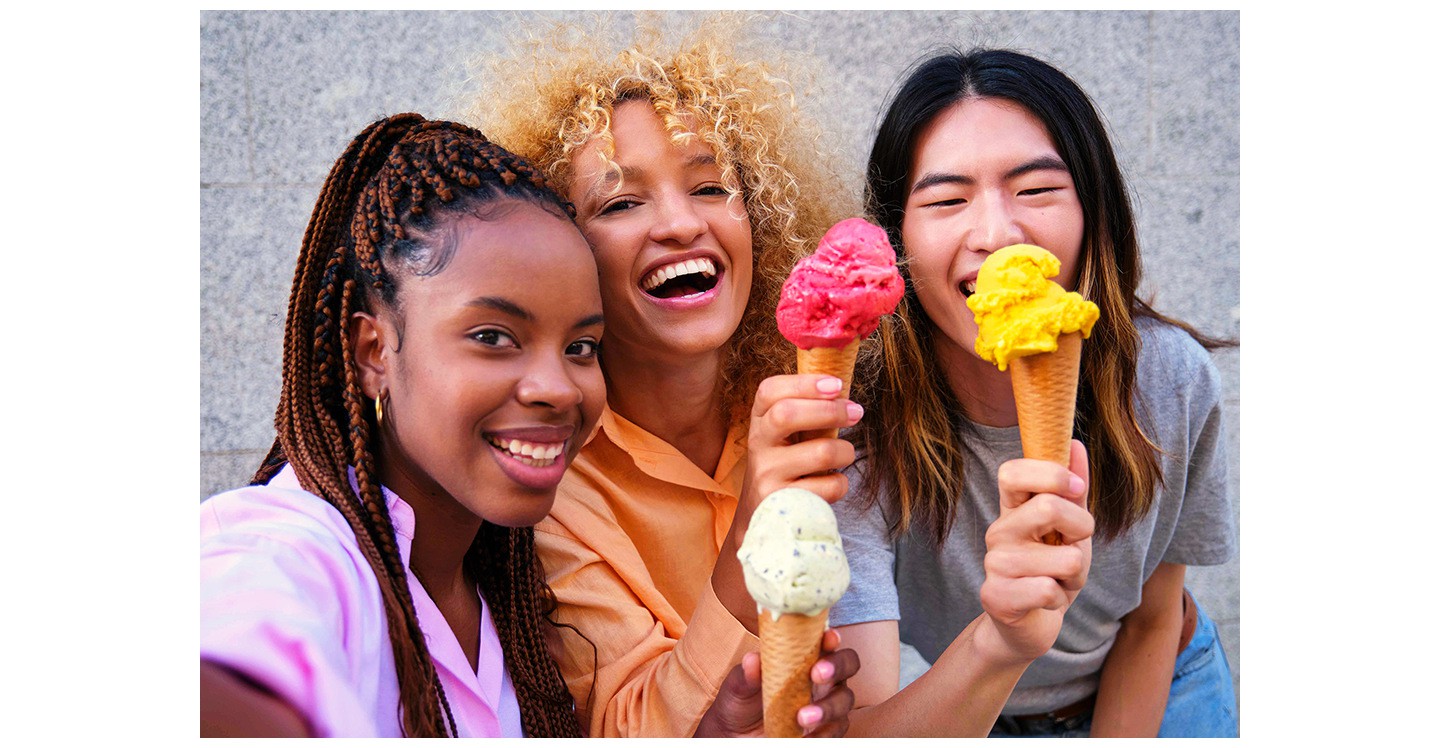 Drei junge M�dchen stehen dicht beieinander, l�cheln und halten Eis in ihren H�nden, w�hrend sie ein Selfie machen. Eins der M�dchen nimmt das Selfie mit der Frontkamera des Galaxy A37 5G auf, die f�r lebendige, scharfe Fotodetails sorgt.

    