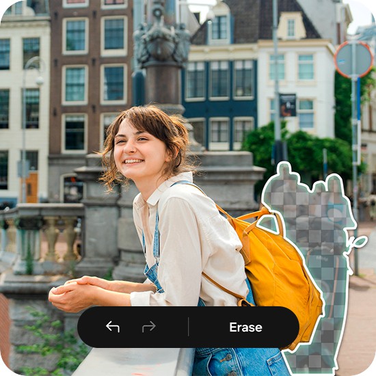 Eine junge Frau lehnt an einer Br�cke �ber einem Fluss in der Stadt. Personen und Objekte im Hintergrund sind markiert, um sie mit dem Objektradierer auf dem Galaxy A37 5G zu entfernen.

    