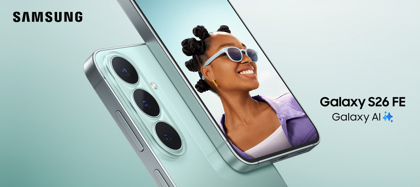 Nahaufnahme der Ecke des Galaxy S26 Ultra in Cobalt Violet, auf der die Kameralinsen zu sehen sind. Vor dem Ger�t ist der S Pen zu sehen. Galaxy AI.