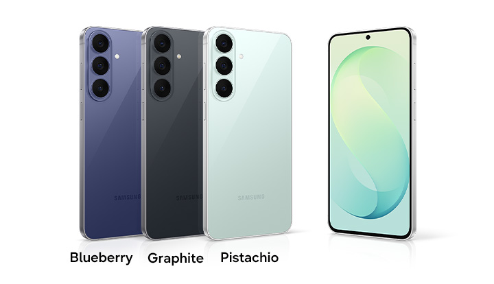 Es sind drei Samsung Galaxy S26 FE Smartphones nebeneinander zu sehen, wobei jedes Ger�t das links davon stehende leicht �berlappt. Die Smartphones stehen aufrecht, zeigen ihre R�ckseite und sind leicht nach links geneigt. Von links nach rechts sind die Farben Blueberry, Graphite und Pistachio abgebildet. Rechts daneben befindet sich ein weiteres Galaxy S26 FE, dessen Display nach vorne zeigt und das leicht nach rechts geneigt ist. 