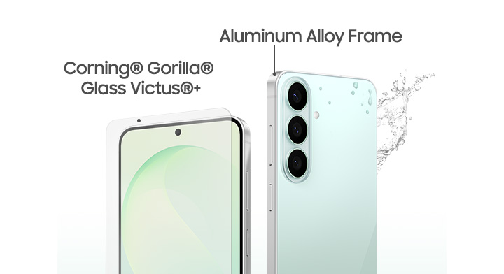 Es sind zwei Galaxy S26 FE Smartphones von der Vorder- und R�ckseite zu sehen, wobei der Displayschutz mit Corning Gorilla Glass Victus+, der Rahmen aus einer Aluminiumlegierung sowie das robuste Design durch Grafiken von Wasserspritzern hervorgehoben werden. Galaxy S26 FE: 6,7 Zoll Display, 193 g Gewicht, Abmessungen 161,6 x 76,9 x 7,4 mm. Galaxy S21 FE: 6,4 Zoll Display, 177 g Gewicht, Abmessungen 155,7 x 74,5 x 7,9 mm. Galaxy A53: 6,5 Zoll Display, 189 g Gewicht, Abmessungen 159,6 x 74,8 x 8,1 mm.