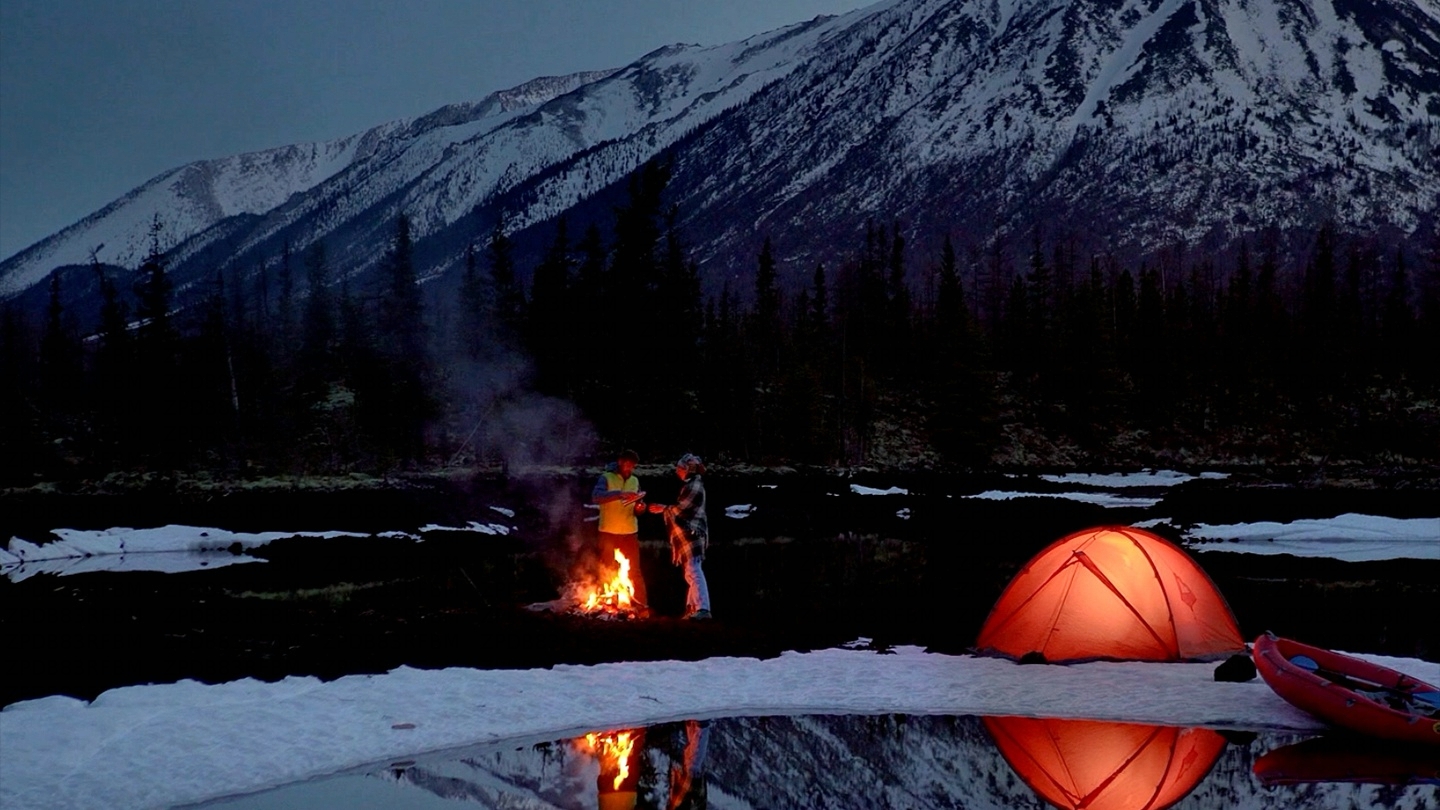 Ein Video wird bei schlechten Lichtverh�ltnissen aufgenommen. Dank Nightography bleiben die Details im Hintergrund lebendig und klar.