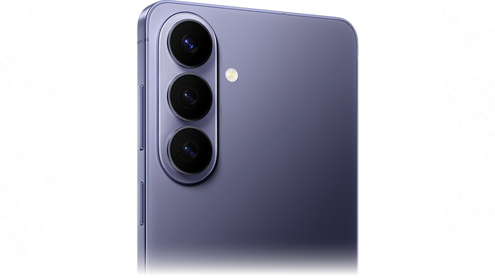 Nahaufnahme eines Galaxy S26 Plus in Cobalt Violet von hinten. Dabei wird das neue Kameradesign hervorgehoben.