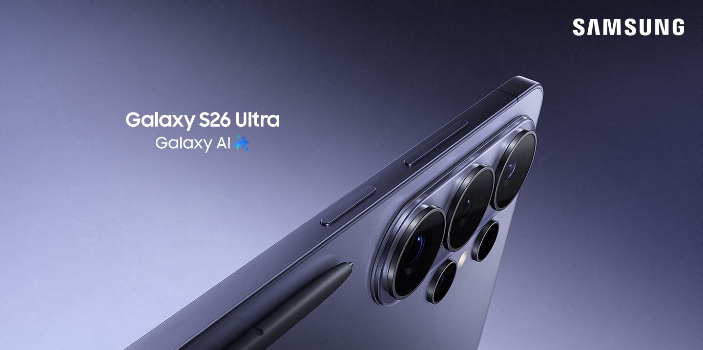 Nahaufnahme der Ecke des Galaxy S26 Ultra in Cobalt Violet, auf der die Kameralinsen zu sehen sind. Vor dem Ger�t ist der S Pen zu sehen. Galaxy AI.