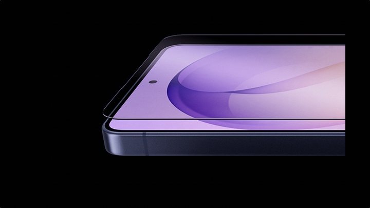 Das Galaxy S26 Ultra ist horizontal vom Hauptdisplay aus zu sehen. Eine Glasscheibe schwebt �ber dem Display.