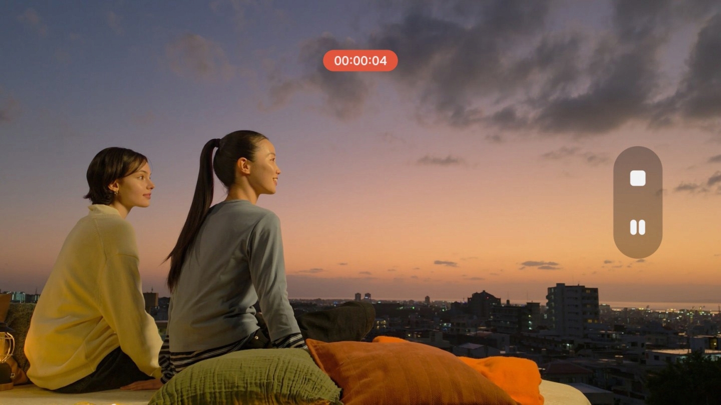 Nahaufnahme der Hauptkamera des Galaxy S26 Ultra. Beim Zoomen in das Objektiv verwandelt sich das Bild in ein Video, das bei schlechten Lichtverh�ltnissen aufgenommen wurde. Dank Nightography bleiben die Details lebendig und klar.