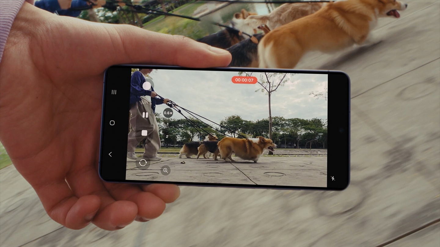 Ein Video wird mit dem Galaxy S26 Ultra aufgenommen. Mit Hilfe der 