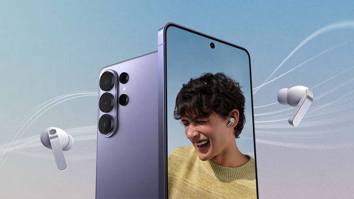 Ein Paar Galaxy Buds4 Pro in White umgibt zwei Galaxy Ger�te. Bei einem der Ger�te ist die R�ckseite nach vorne gerichtet. Das andere Galaxy S26 Ultra zeigt eine Person, die Galaxy Buds4 Pro in White tr�gt.