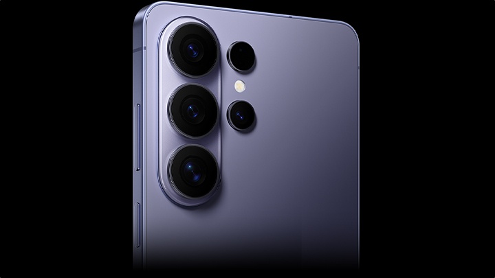 Nahaufnahme des Galaxy S26 Ultra in Cobalt Violet von hinten, wobei das neue Kameradesign hervorgehoben wird.