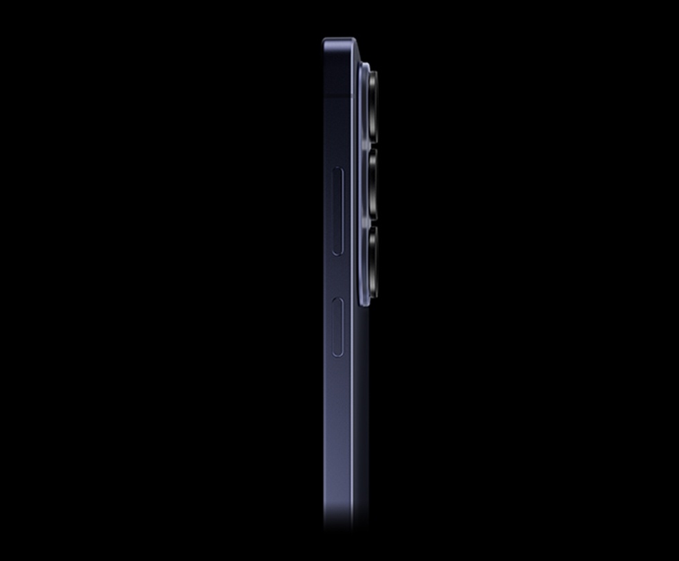 Das Galaxy S26 Ultra in Cobalt Violet ist von der Seite zu sehen, um das schlanke Profil zu zeigen.