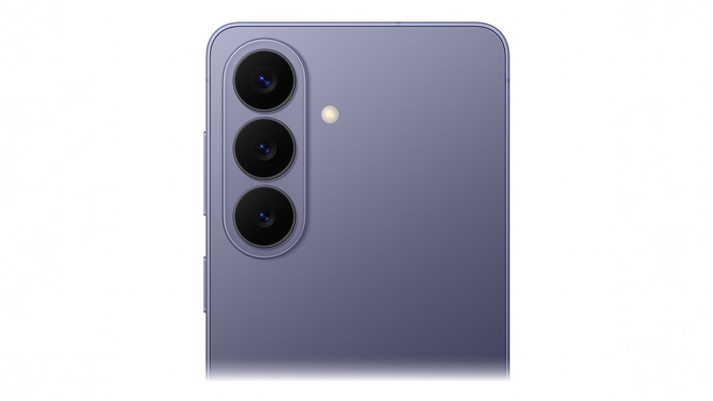 Nahaufnahme eines Galaxy S26 in Cobalt Violet von hinten. Dabei wird das neue Kameradesign hervorgehoben.