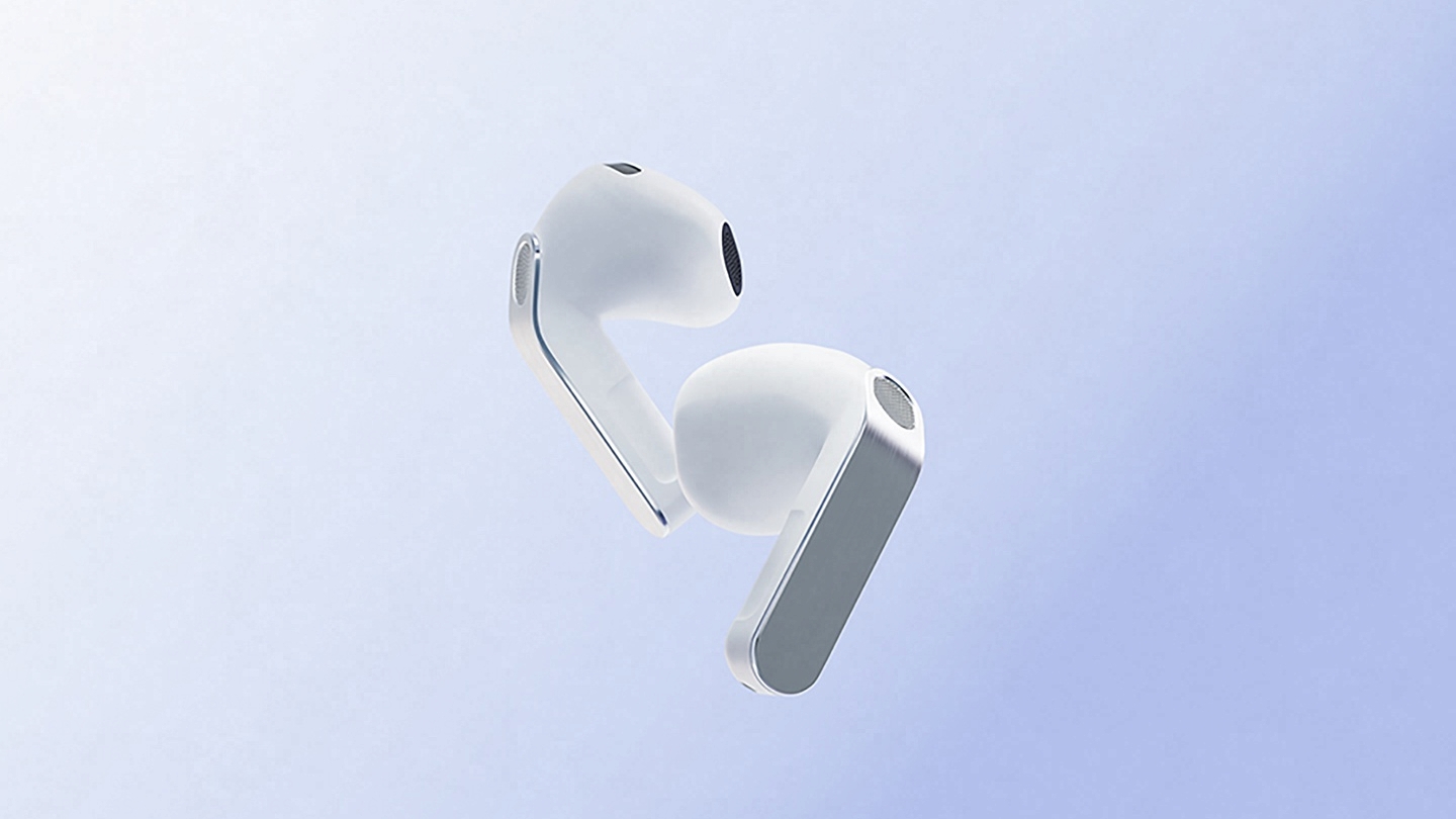 Zu sehen ist ein Paar Galaxy Buds4 in White.