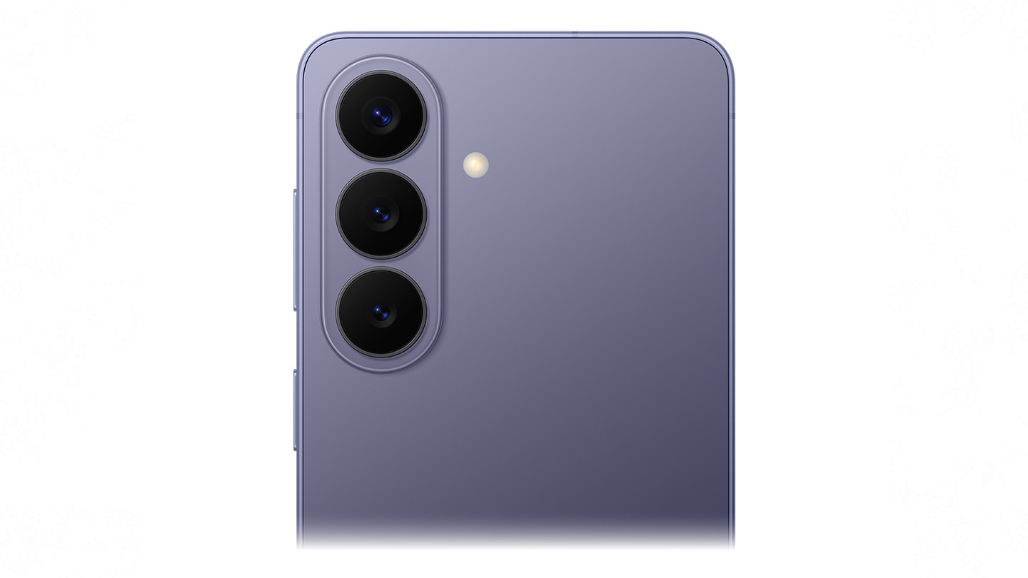 Nahaufnahme eines Galaxy S26 in Cobalt Violet von hinten. Dabei wird das neue Kameradesign hervorgehoben.