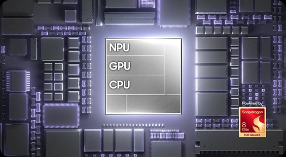 Zuerst ist der Prozessor des Galaxy Z Fold8 mit NPU, GPU und CPU auf einer Platine zu sehen. Dann verwandelt er sich in den Schriftzug 