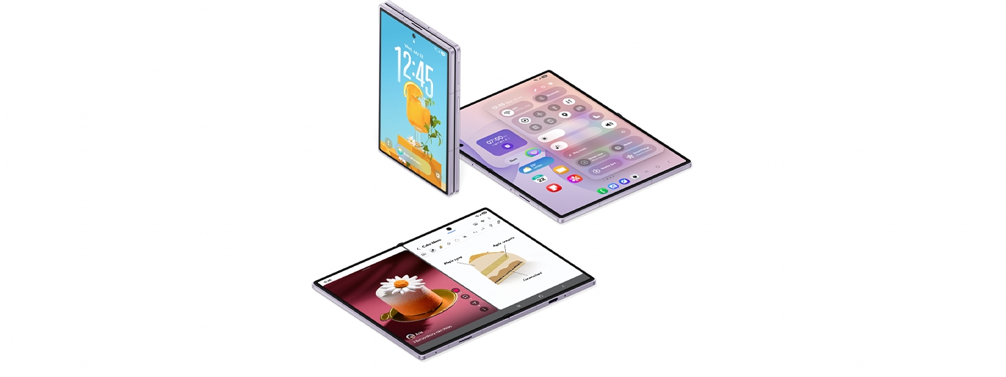 Es sind drei Galaxy Z Fold8 Smartphones zu sehen. Ein Ger�t ist zusammengeklappt und zeigt ein Foto und ein Uhr-Widget auf dem Frontdisplay. Ein weiteres ist aufgeklappt und zeigt den Startbildschirm mit aktivem QuickPanel. Das dritte Ger�t ist ebenfalls aufgeklappt, wobei auf dem Hauptbildschirm zwei verschiedene Apps in einer geteilten Ansicht ausgef�hrt werden.